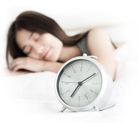 Mujer durmiendo sus 8 horas